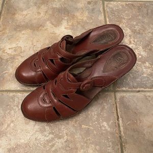 Clarks Artisan Women's Brown Leather Closed Toe Heel Clog/Mule. Size 7.5M